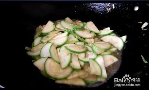 茭瓜里面是黑的可以吃吗,茭瓜内部黑色可食用揭秘