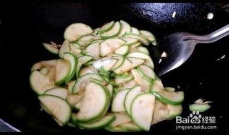 茭瓜里面是黑的可以吃吗,茭瓜内部黑色可食用揭秘