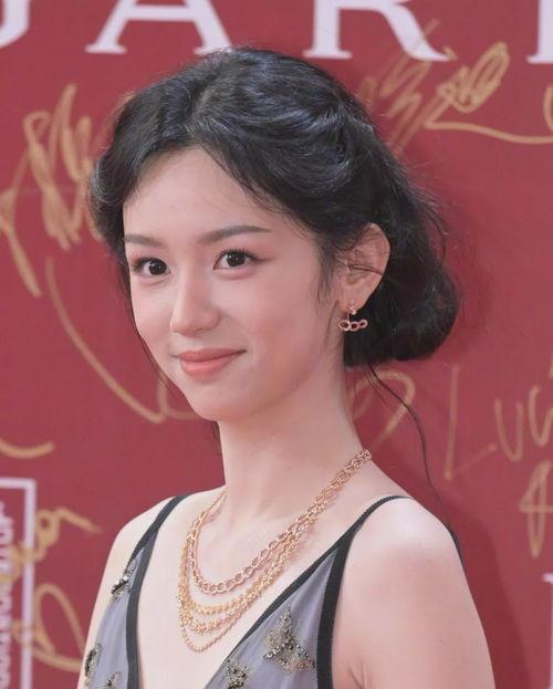 男变女明星网红,揭秘男变女网红的华丽蜕变之路