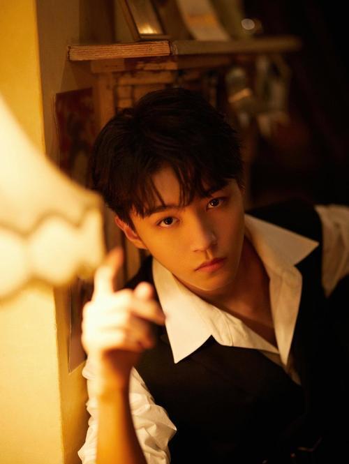 娱乐圈吃瓜背景图女男主,瓜田里的爱情纠葛