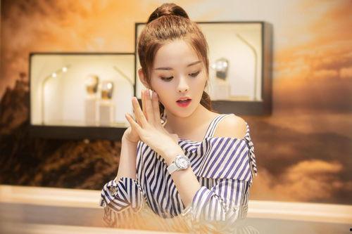 何小红明星网红,从网红到明星，揭秘她的蜕变之路”