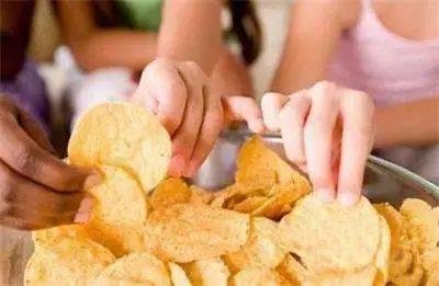 黑瓜吃小朋友薯片好吗视频,勇敢吃小朋友薯片大揭秘